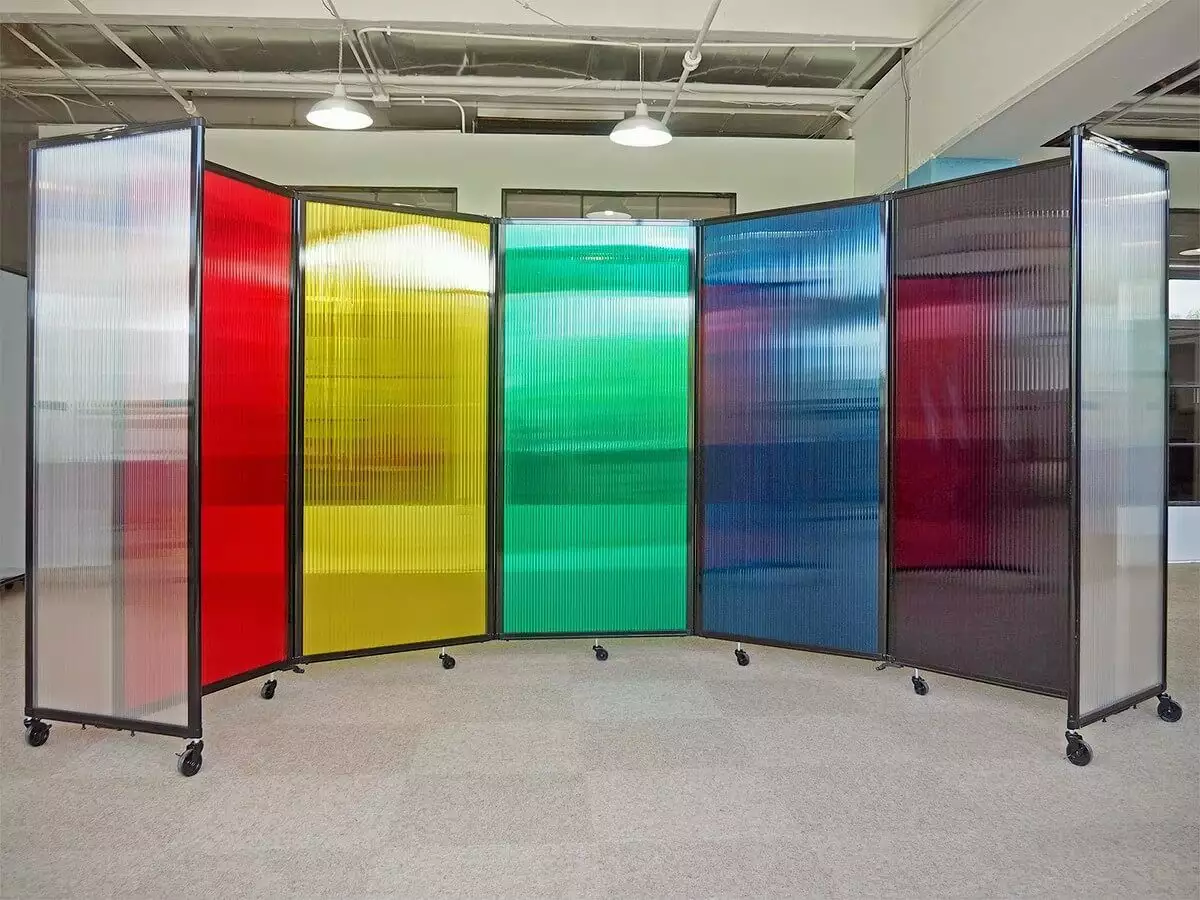 mobilnye-peregorodki-s-sotovym-polikarbonatom-7